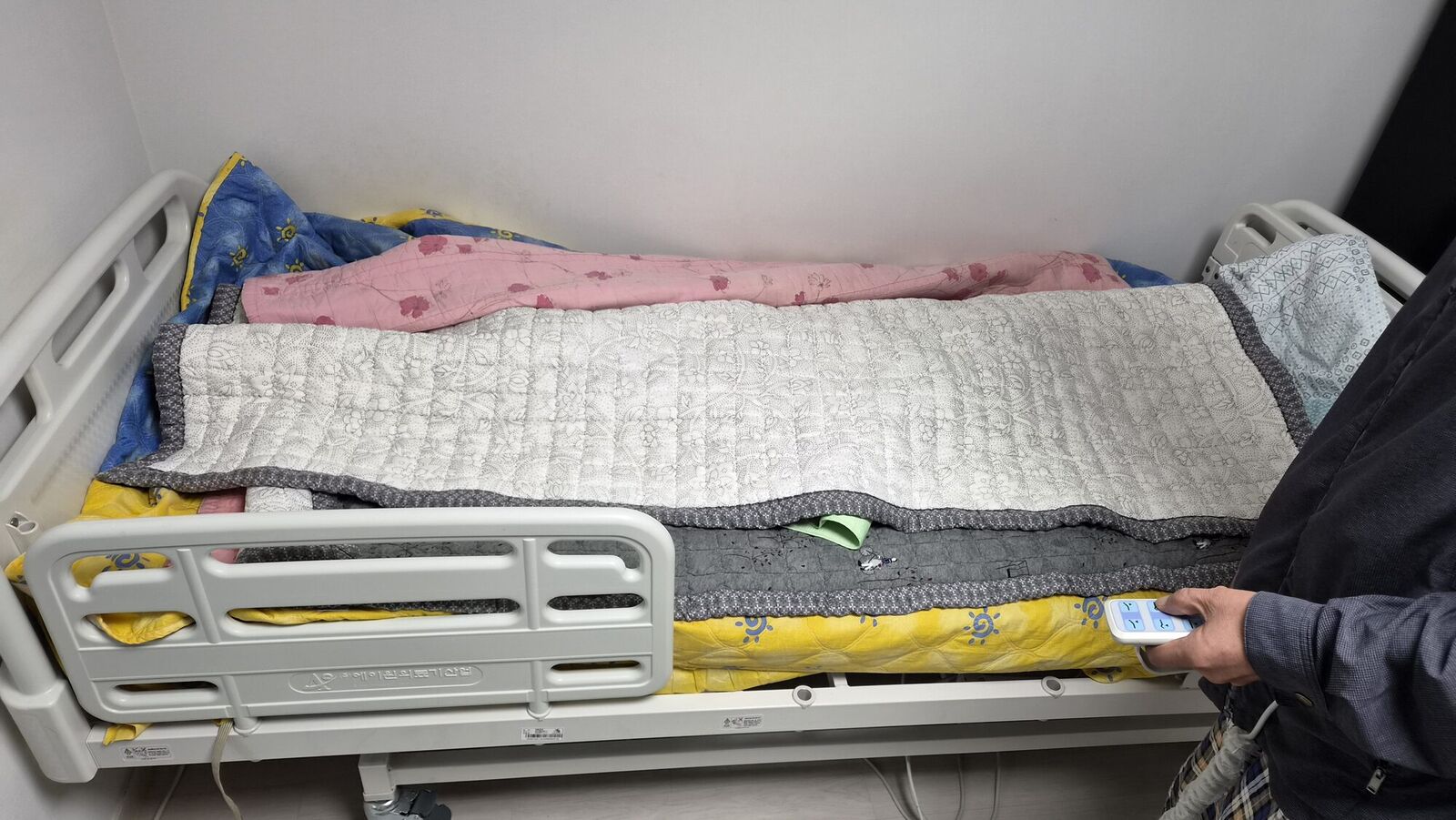 경북 재가복지와 함께 안내하는 복지용구 참고사진 - 침구를 깔아 사용 중인 전동침대