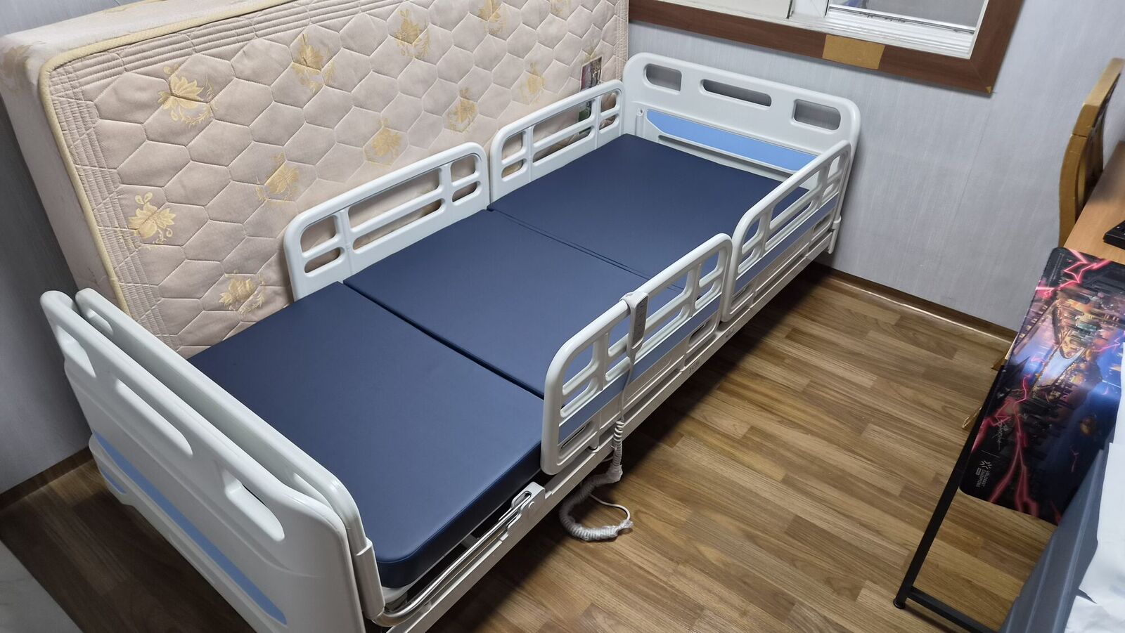 경북 전동침대대여 안내용 참고사진 - 방 벽면에 설치된 3분할 매트리스 전동침대