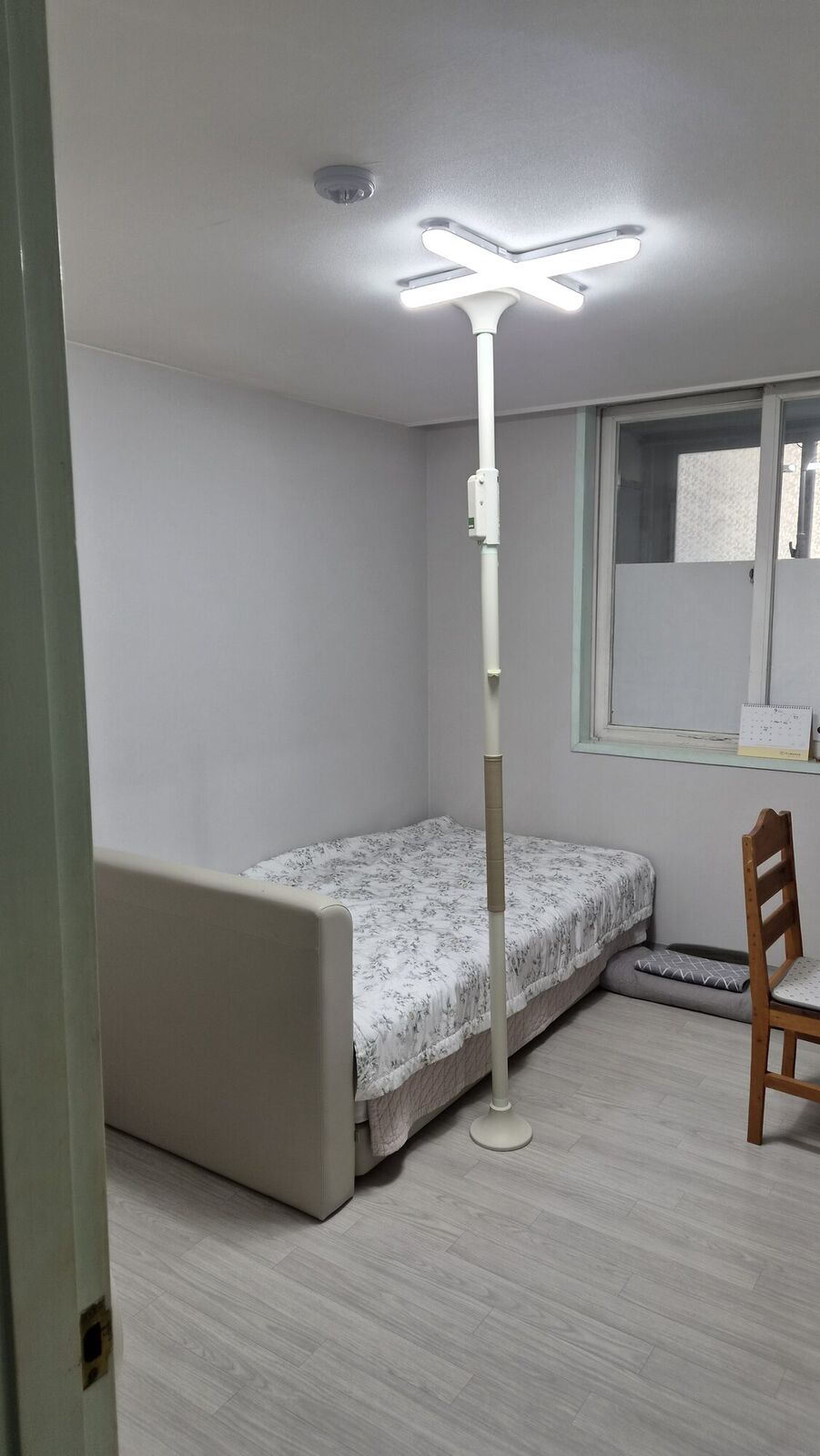 경북 재가복지와 함께 안내하는 복지용구 참고사진 - 침대 옆 바닥과 천장 사이에 고정한 기둥형 안전손잡이