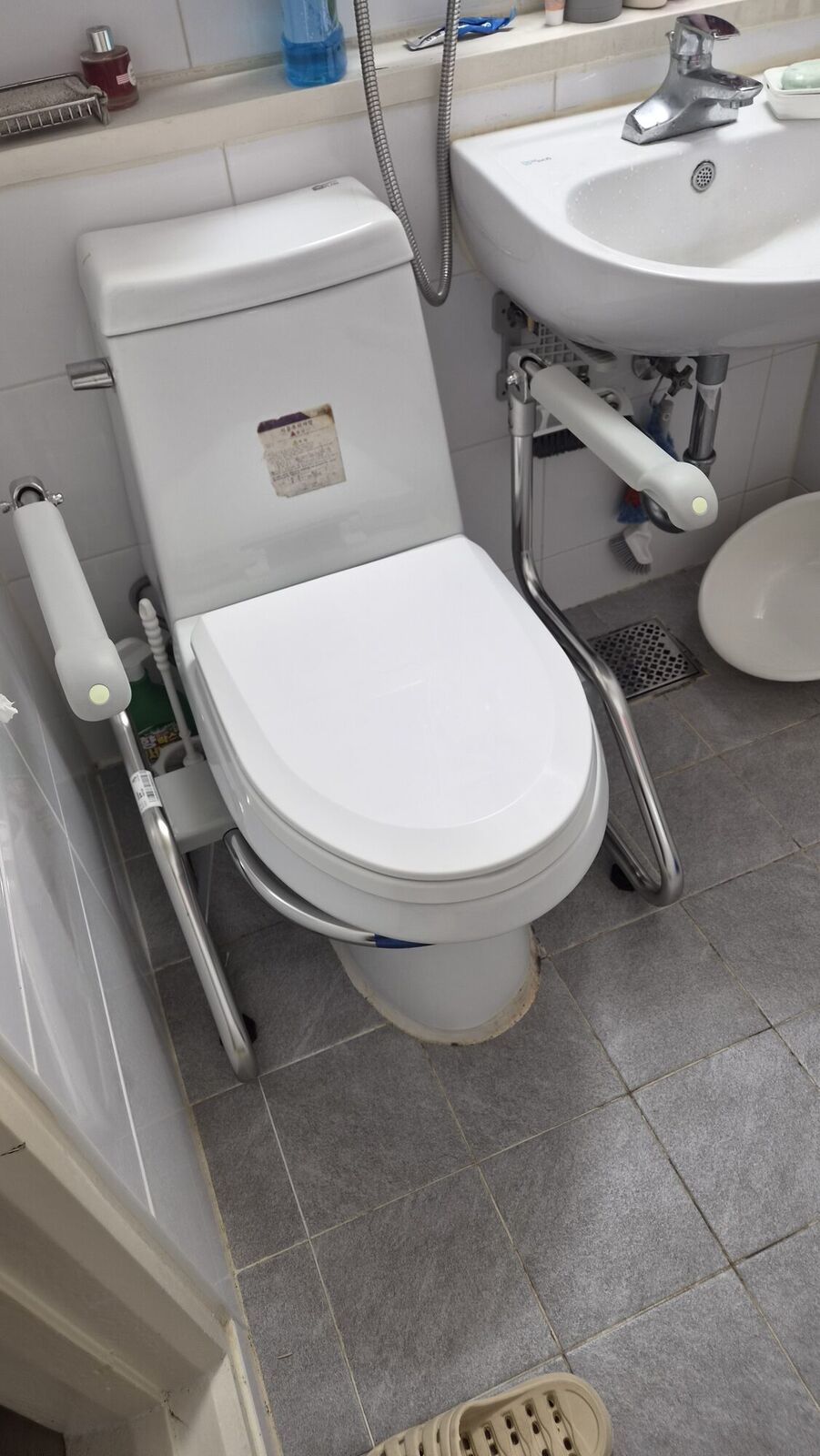 안동 재가복지와 함께 안내하는 복지용구 참고사진 - 좁은 욕실 변기에 설치한 안전손잡이